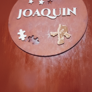 Nombre para Puerta Redondo – 30 x 30 cm con Detalles Calados